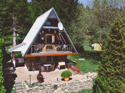 Finnhütte im Thüringenr Wald. Im Vordergrund ist ein Eingezäunter Garten für den entspannten Hundeurlaub